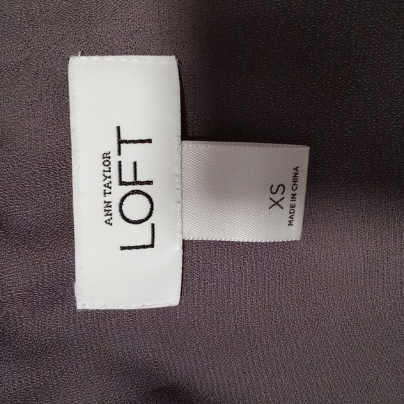 🩶LOFT🩶 - Gray/Taupe Pearl/Chain/Bow Neckline Sleeveless Top - Picture 3 of 9